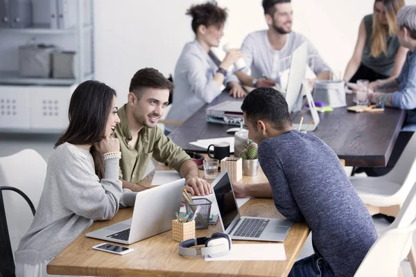 Team felice brainstorming in ufficio — Foto Stock