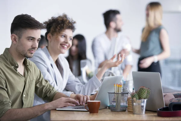 Zufriedener Geschäftsmann im Unternehmen — Stockfoto