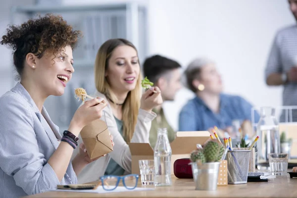 Lächelnde Mitarbeiter beim Mittagessen — Stockfoto