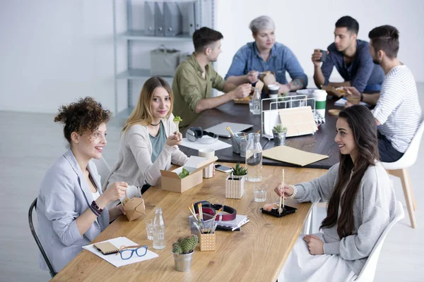 Smiling women eating lunch — Stock Photo, Image