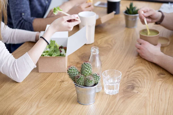 Mitarbeiter essen gemeinsam zu Mittag — Stockfoto