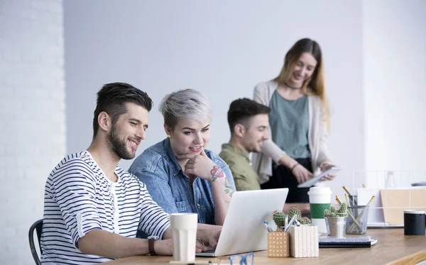 Personas creativas trabajando en el proyecto — Foto de Stock