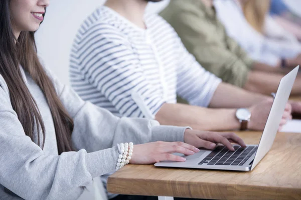 Glückliche Unternehmerin gründet ihr Unternehmen — Stockfoto