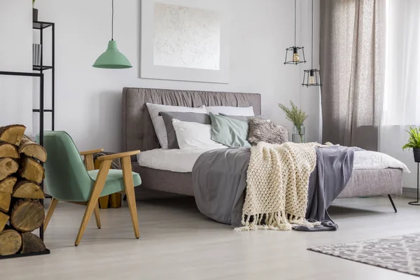 Interior del dormitorio verde y gris — Foto de Stock