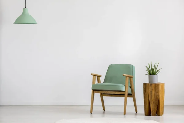 Винтажное зеленое кресло в номере — стоковое фото