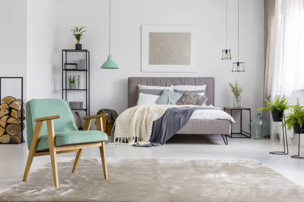 Kamar tidur luas dengan kursi — Stok Foto