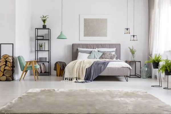 Schlafzimmer mit King Size-Bett — Stockfoto