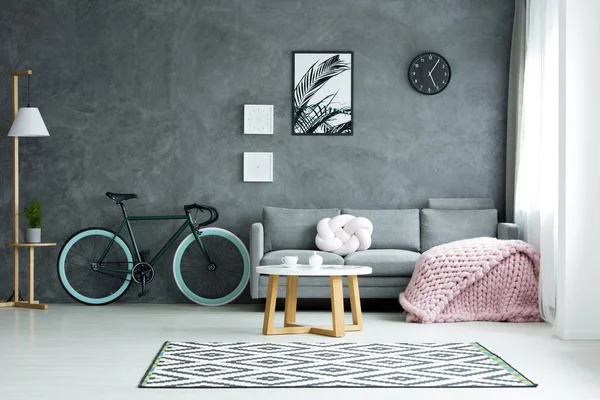 Sala espaçosa com bicicleta — Fotografia de Stock