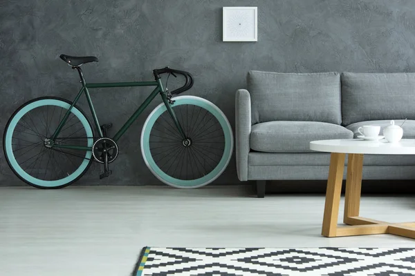 Sala de estar escura com bicicleta — Fotografia de Stock