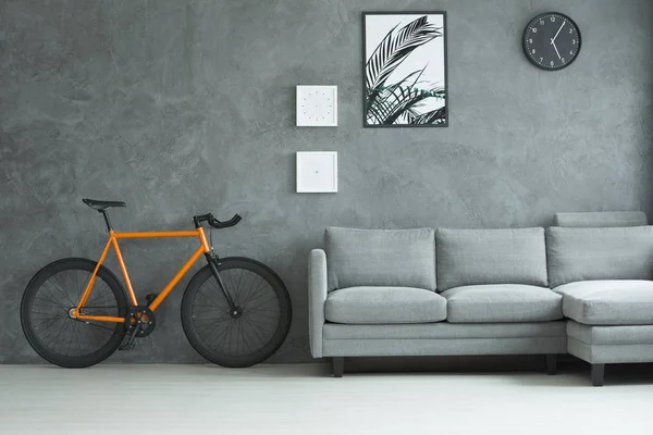 Bicicleta naranja en salón —  Fotos de Stock