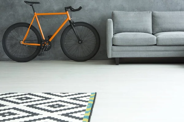 Soggiorno con bici arancione — Foto Stock