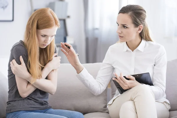 Psicoterapeuta tranquilizando a adolescente con problema — Foto de Stock