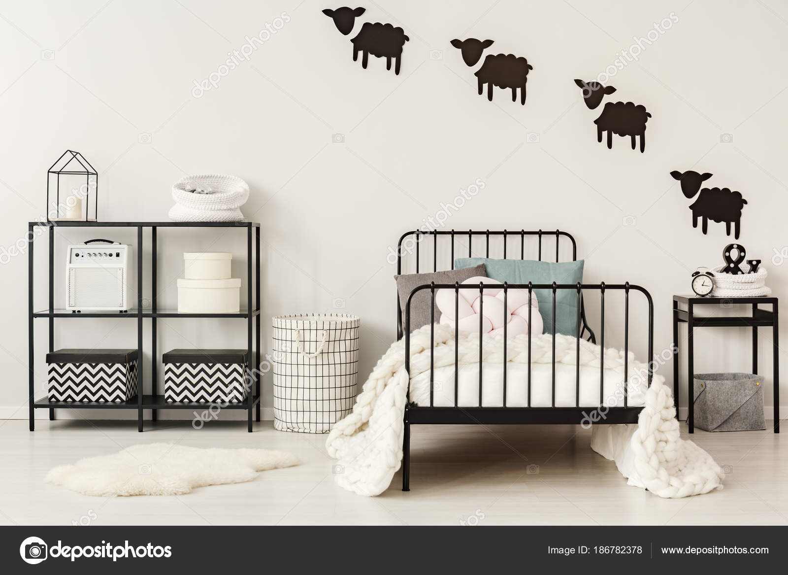 Interno camera da letto bianco e nero — Foto Stock © photographee.eu ... Interno camera da letto bianco e nero — Foto Stock © photographee.eu ...