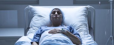 Zayıf yaşlı kadın ile lösemi 