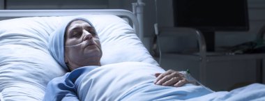 Kemoterapi sırasında hasta hasta kadın