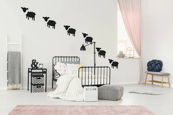 Интерьер спальни розового ребенка — стоковое фото