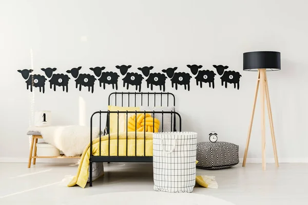 Interno camera da letto del bambino con adesivi — Foto Stock
