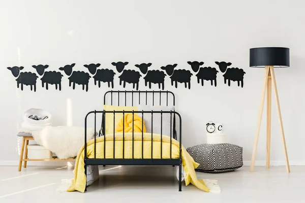 Camera da letto per bambini gialla e nera — Foto Stock
