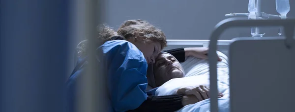 Caring daughter hugging dying mother — Stock Photo, Image