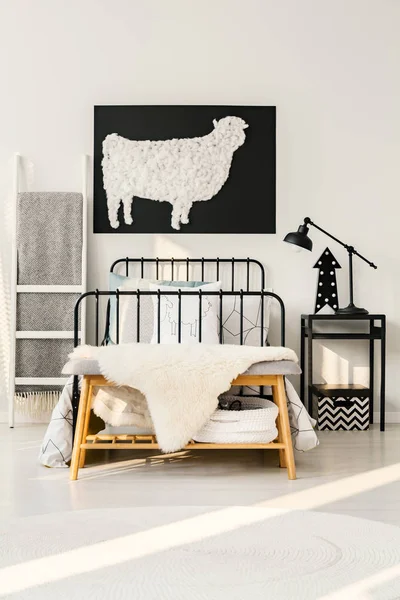 Poster di pecora in camera da letto interno — Foto Stock