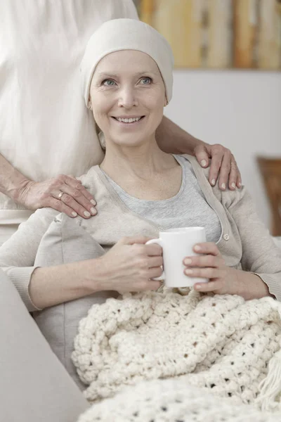 Dame ruht auf Sofa — Stockfoto