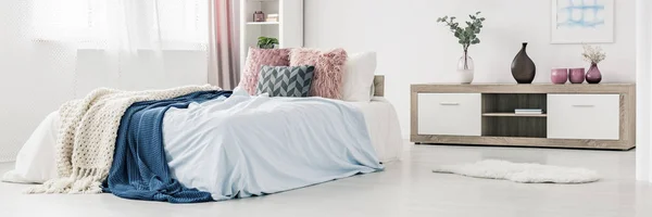 Спальня с пастелью — стоковое фото