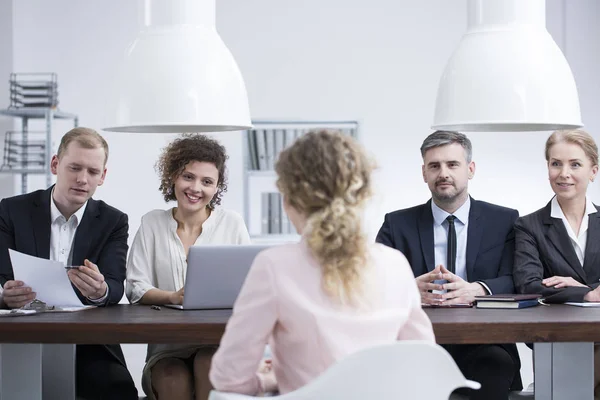 Empresaria discutiendo currículum con reclutadores — Foto de Stock