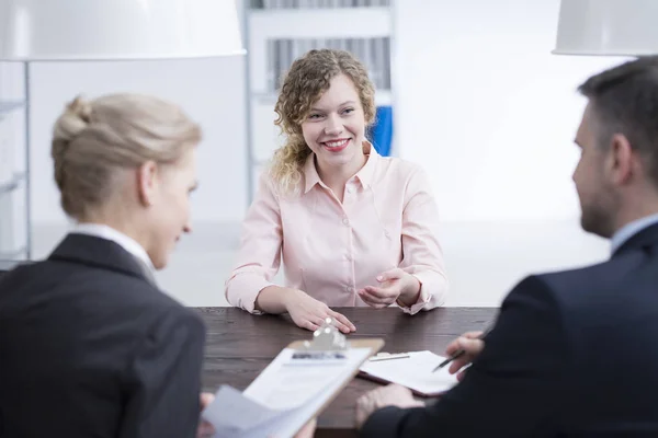 Meisje praten met werkgevers — Stockfoto
