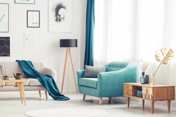 Obývací pokoj s modré křeslo — Stock fotografie