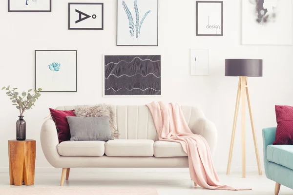 Plakáty v pastelových obývacím pokoji — Stock fotografie