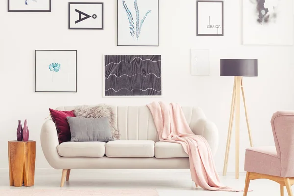 Růžový obývací pokoj s plakáty — Stock fotografie