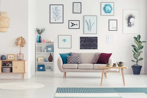 Cartazes na moderna sala de estar — Fotografia de Stock