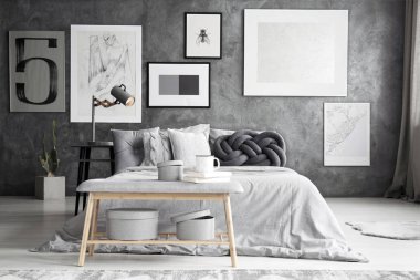 Yatağın yanında ahşap Bank