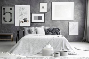 Rahat yatak odasında Çift Kişilik Yatak