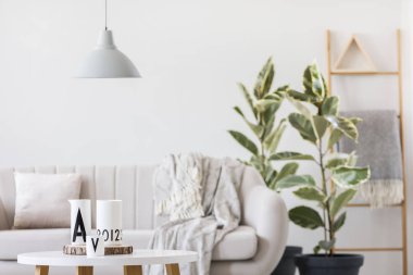 Beyaz testi ile yuvarlak masa