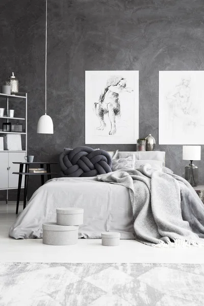 Yatak üstünde el yapımı çizimler