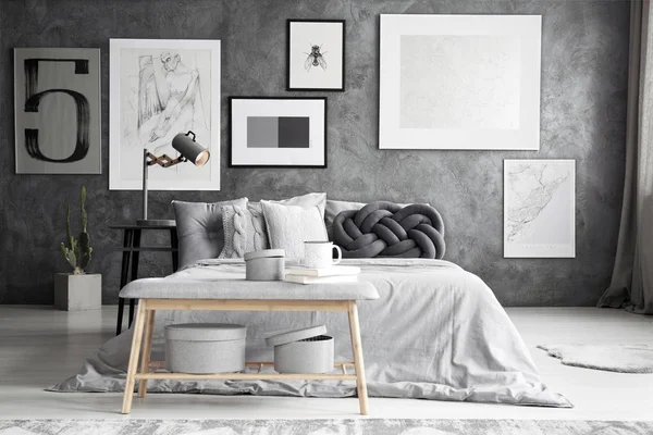 Yatağın yanında ahşap Bank