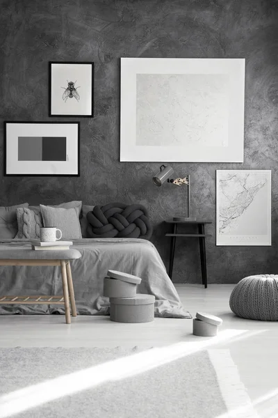 Zilveren schilderij in slaapkamer interieur — Stockfoto