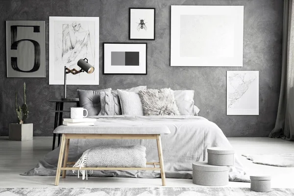 Серый скамейка в элегантной спальне — стоковое фото