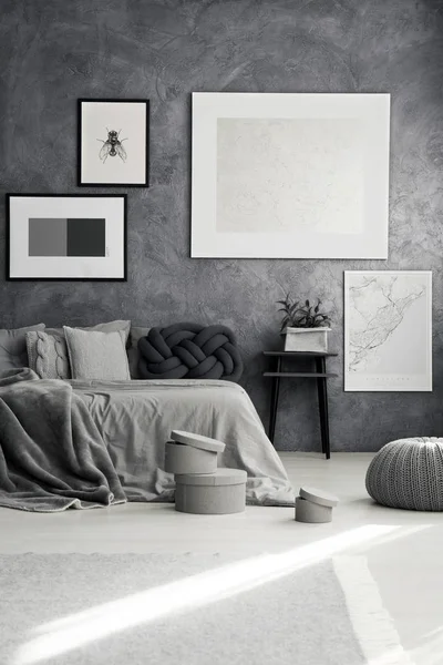 Монохромная спальня с серыми подушками — стоковое фото