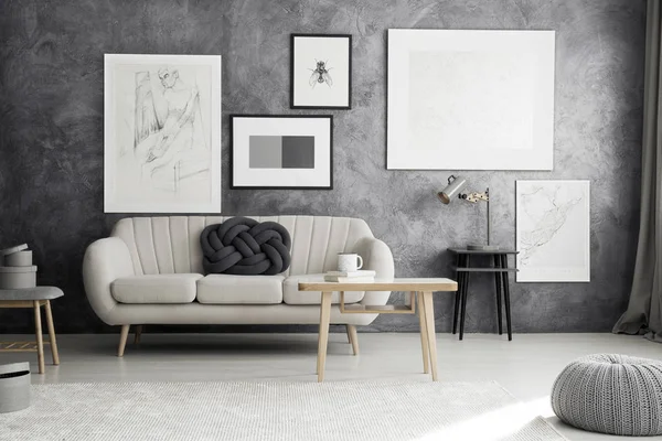 Sofa terang di ruang tamu — Stok Foto