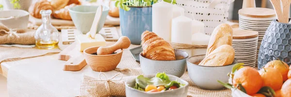 Croissant på matbord — Stockfoto