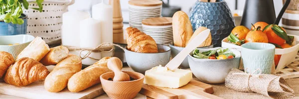 Mesa de jantar com café da manhã — Fotografia de Stock