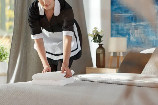 Camarera preparando habitación de hotel — Foto de Stock