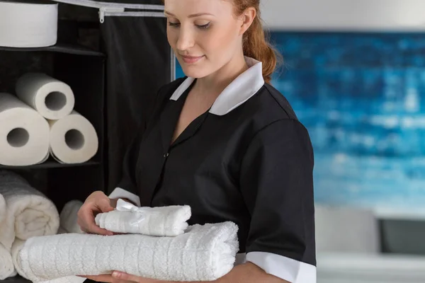 Smiling maidservant with white towels — Stock Photo, Image