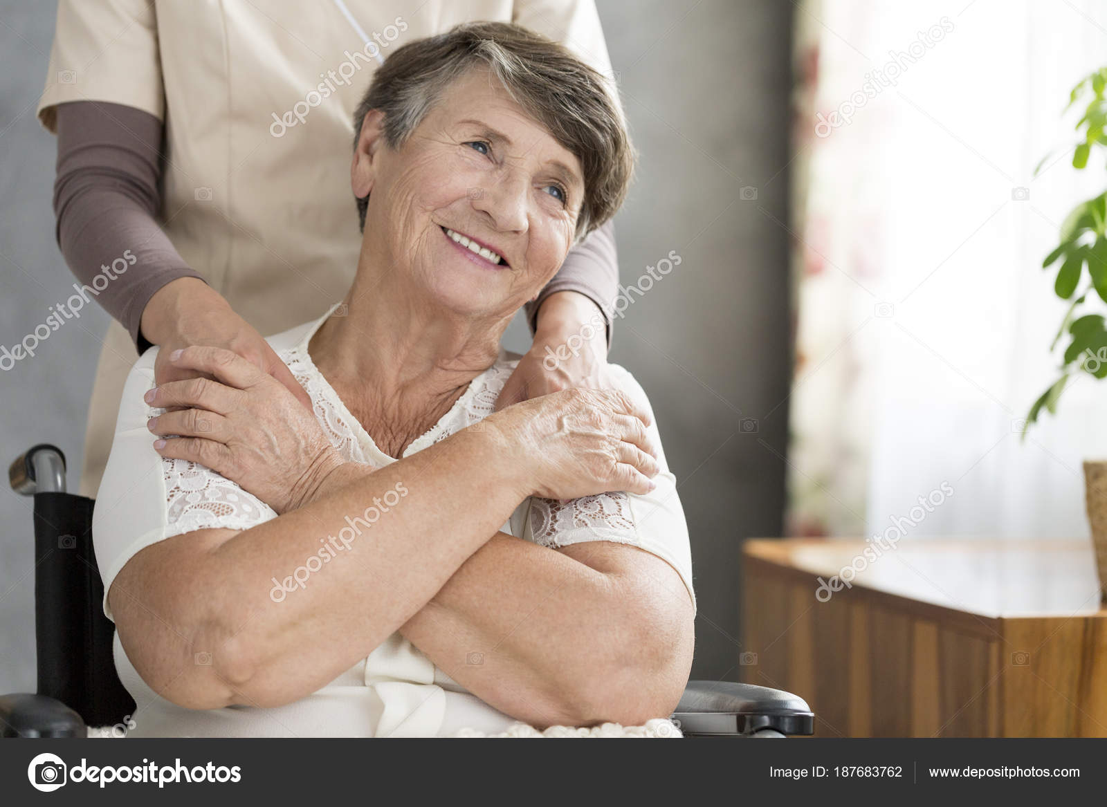 Как поддержать бабушку. Как поддержать бабушку. Как поддержать бабушку. Счастливая бабушка около больницы. Забота о нетрудоспособных родителях.