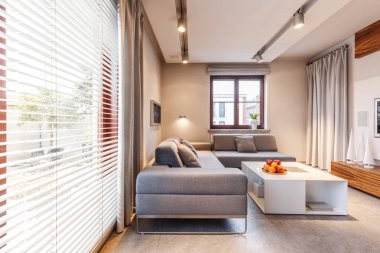 Işıklar bej oturma odasında