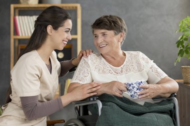 Gülümseyen kadın kıdemli içme çay