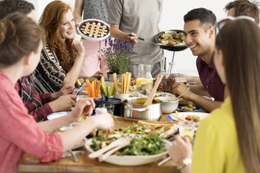 Restoranda gülümseyen arkadaşlar