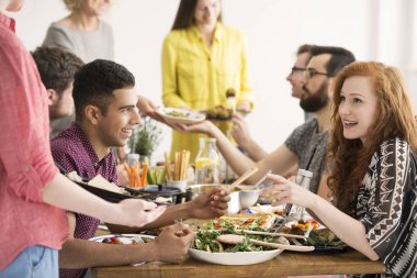 Sağlıklı salata yemek vegan arkadaş